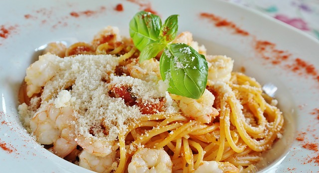 Špagety s rajčinou, strúhaný syr, cestoviny, rezance.jpg